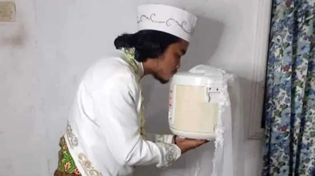 Khoirul Anam a épousé son autocuiseur "calme, obéissante (...) et qui sait cuisiner"...